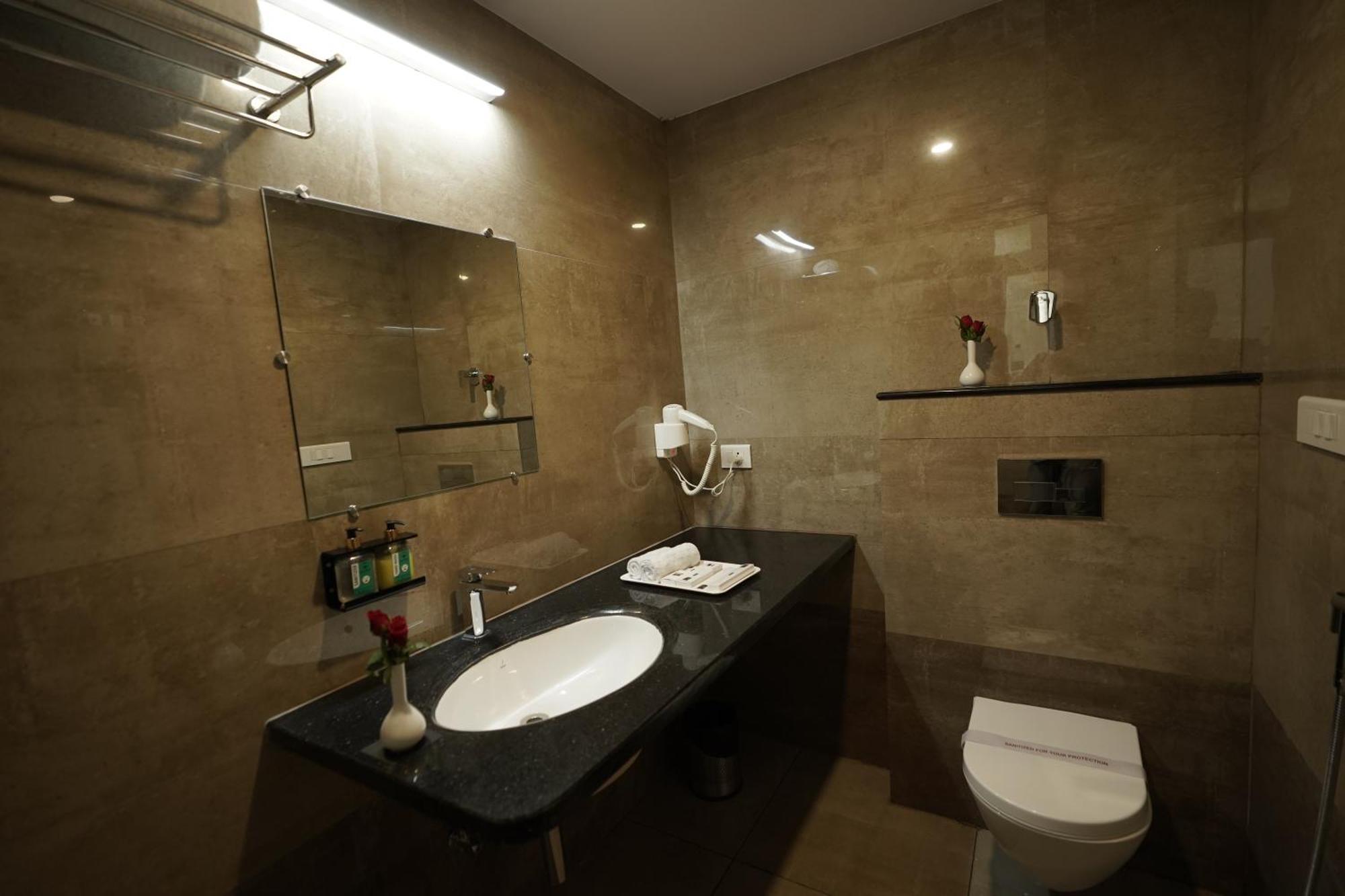 Hotel Bigwig Jabalpur Buitenkant foto